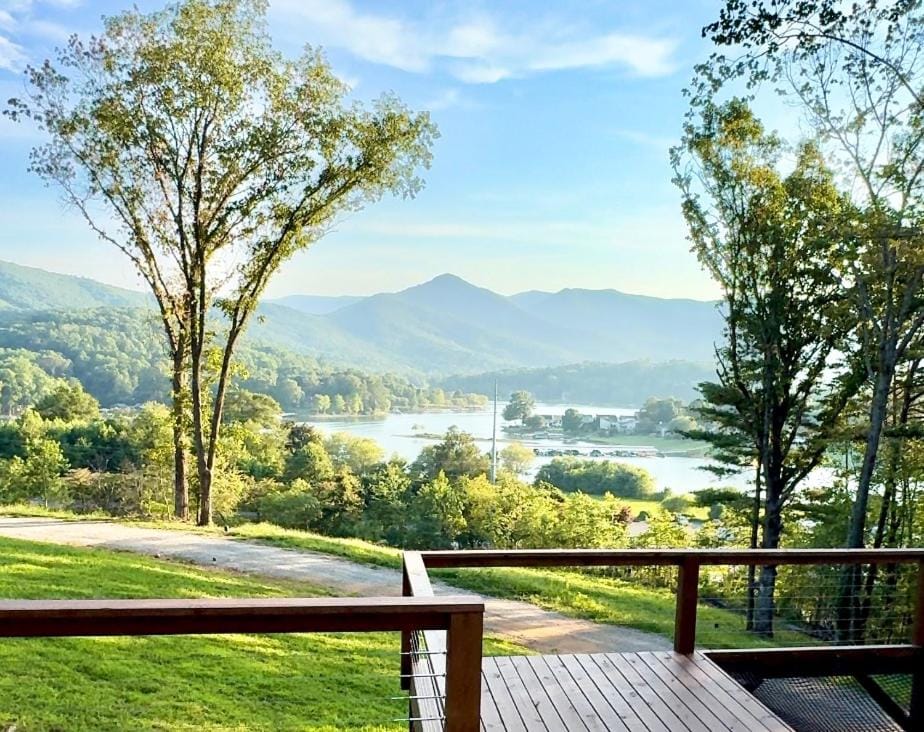 Nearby landmark, Day, Natural landscape, Lake view, Mountain view