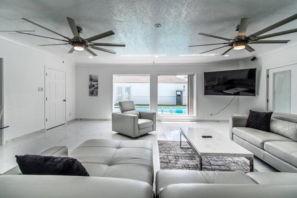 Poolside Opulence Tennis and HotTub House in Nueces County