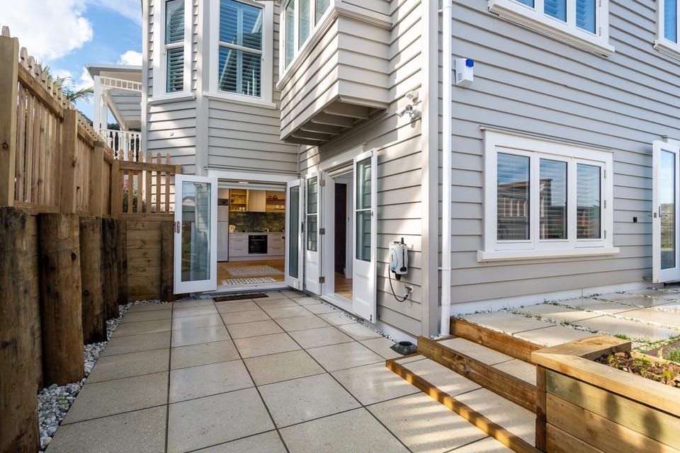 Property building, Patio, Garden, Balcony/Terrace, Garden view, Inner courtyard view