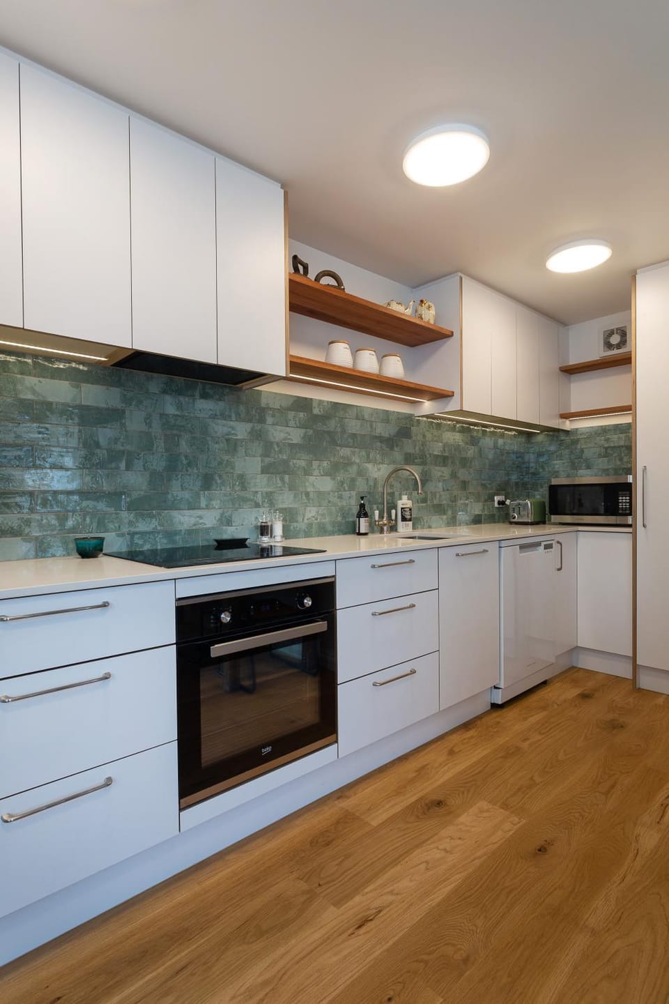 Kitchen or kitchenette, dishwasher, stove