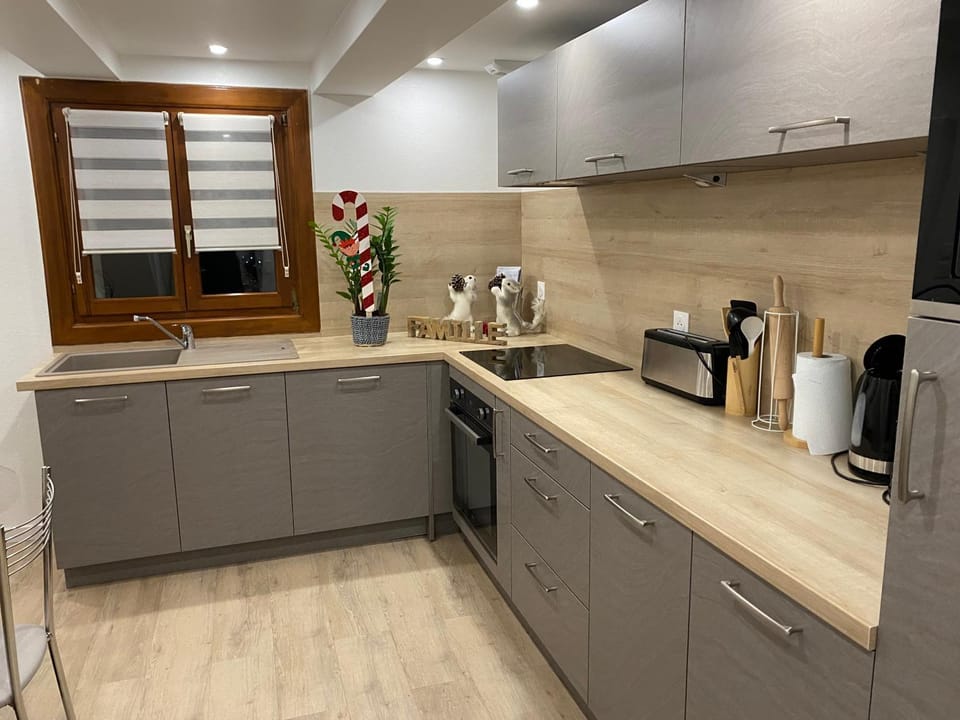 Coffee/tea facilities, Kitchen or kitchenette, stove, toaster