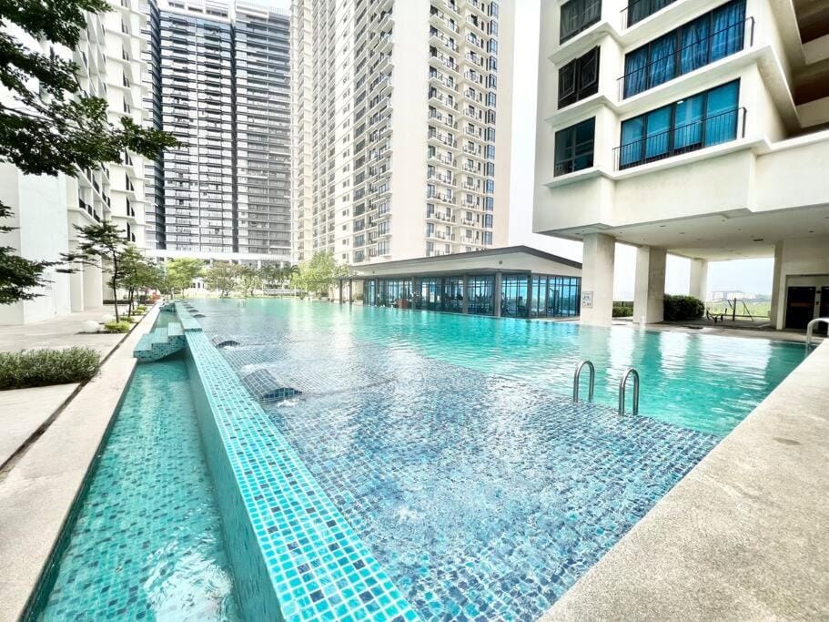 T6 1-10Pax Trefoil Setia Alam 2Room SCCC Top Glove tower Apartment in Selangor, Malaysia