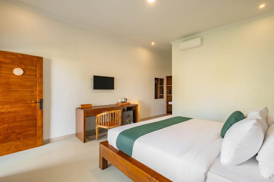 Photo of the whole room, Bedroom