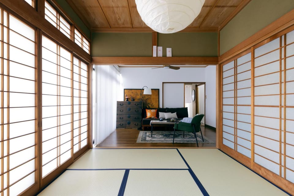 Bed, TV and multimedia, Living room, Decorative detail, Seating area, Bedroom, Area and facilities, fireplace, furniture