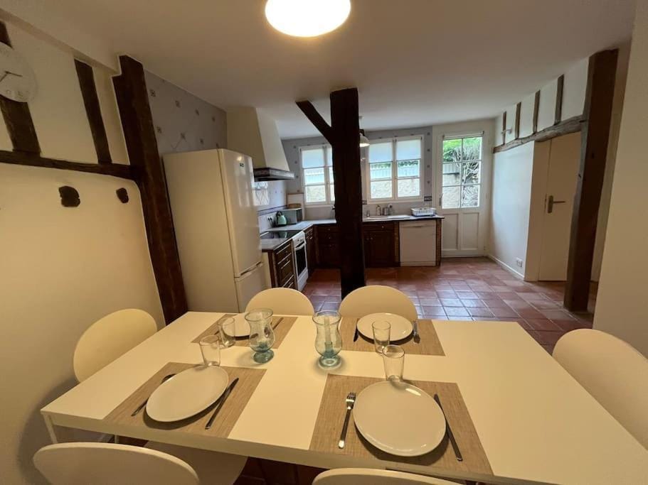 Kitchen or kitchenette, Dining area, stove