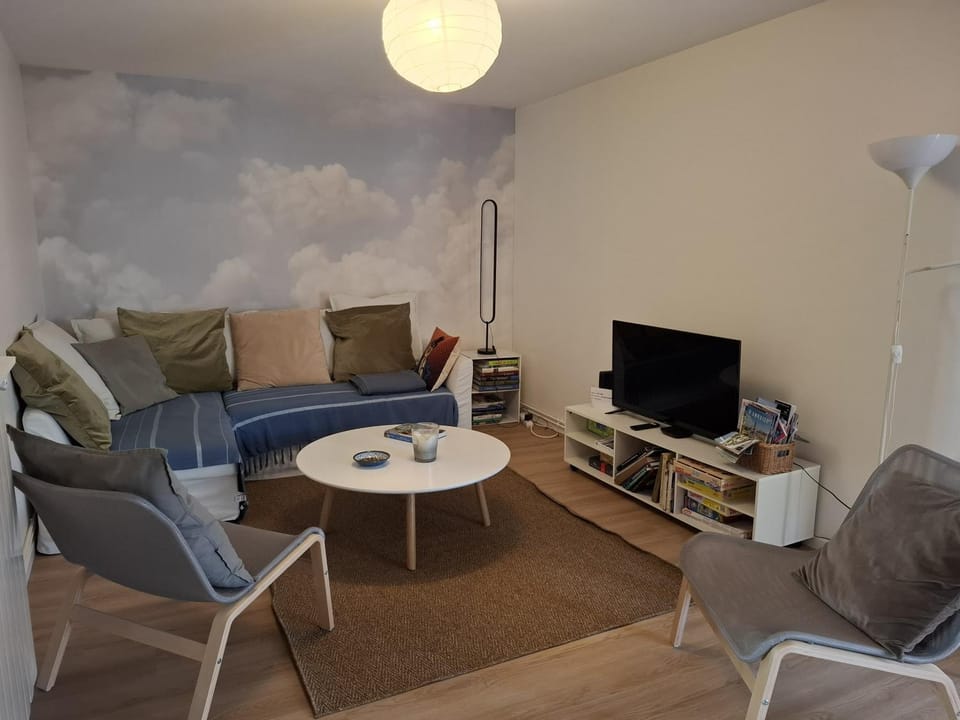 Communal lounge/ TV room, TV and multimedia, Living room, Seating area, Evening entertainment