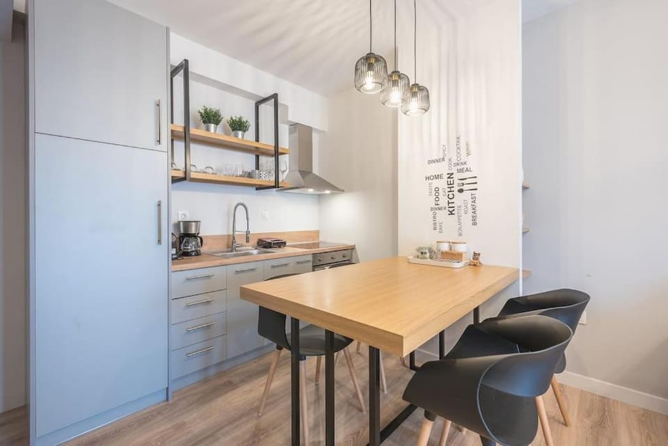 Superior Apartment in Gazi with Rooftop Acropolis View Access Apartment in Athens