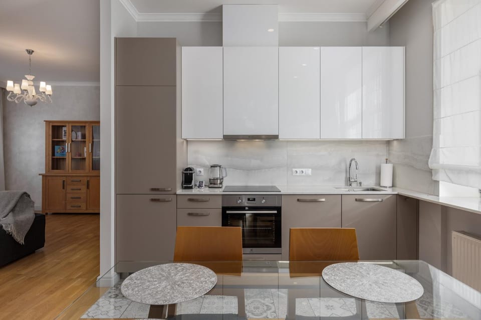 Coffee/tea facilities, Dining area, dishwasher, stove, kitchen