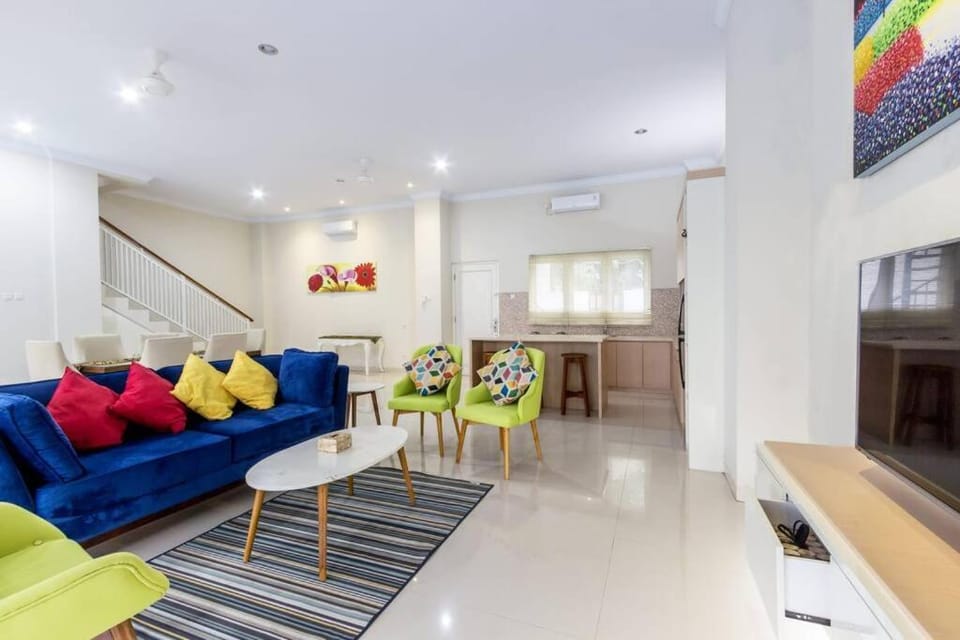 Communal lounge/ TV room, TV and multimedia, Living room, Seating area, air conditioner