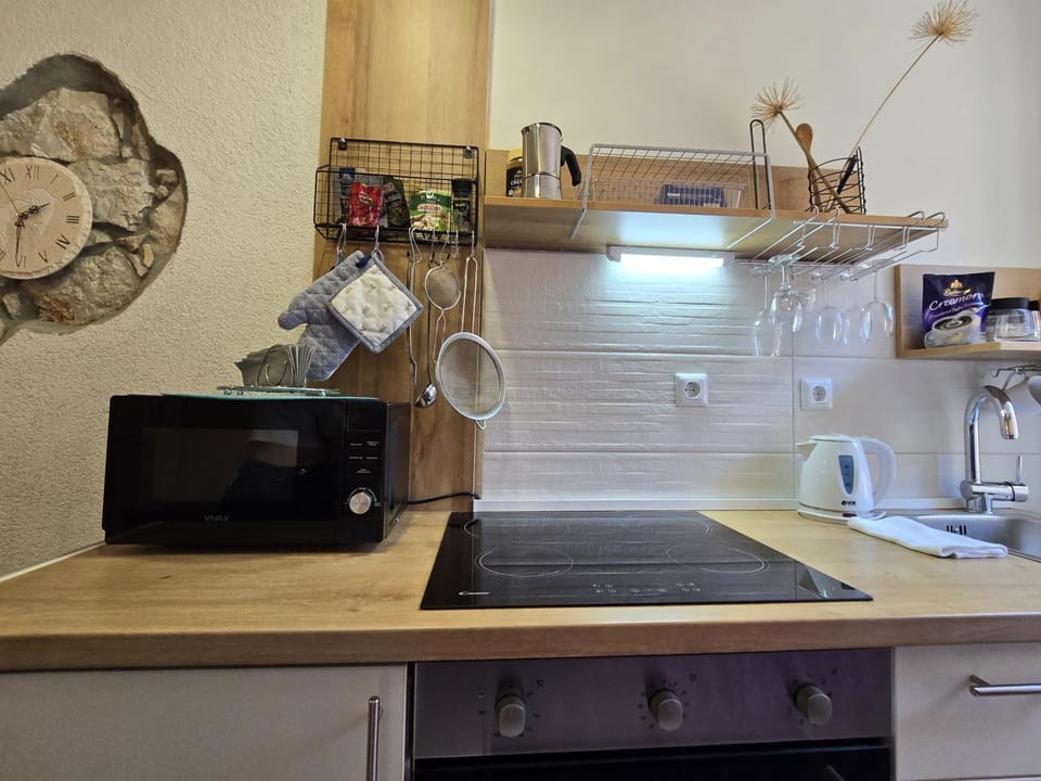 Kitchen or kitchenette, microwave, oven, stove