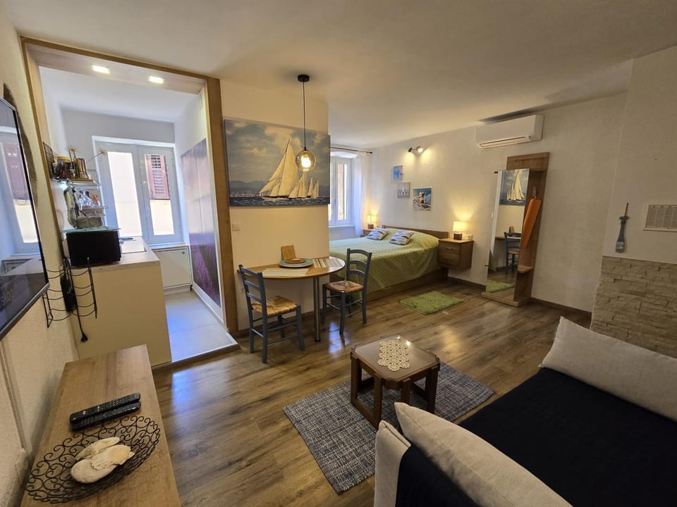 Bed, TV and multimedia, Kitchen or kitchenette, Living room, Photo of the whole room, Seating area, Dining area, Bedroom