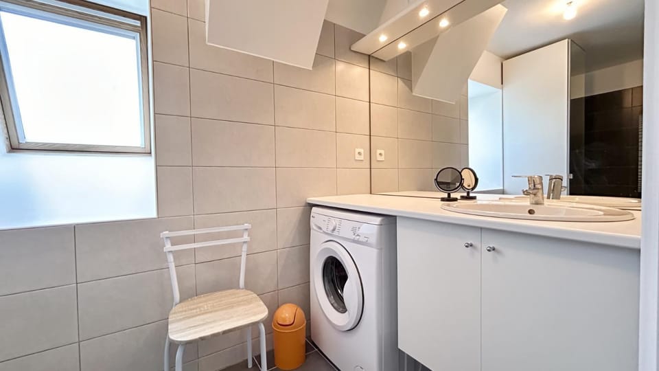 Bathroom, washing machine