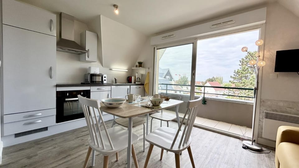 Kitchen or kitchenette, Seating area, stove