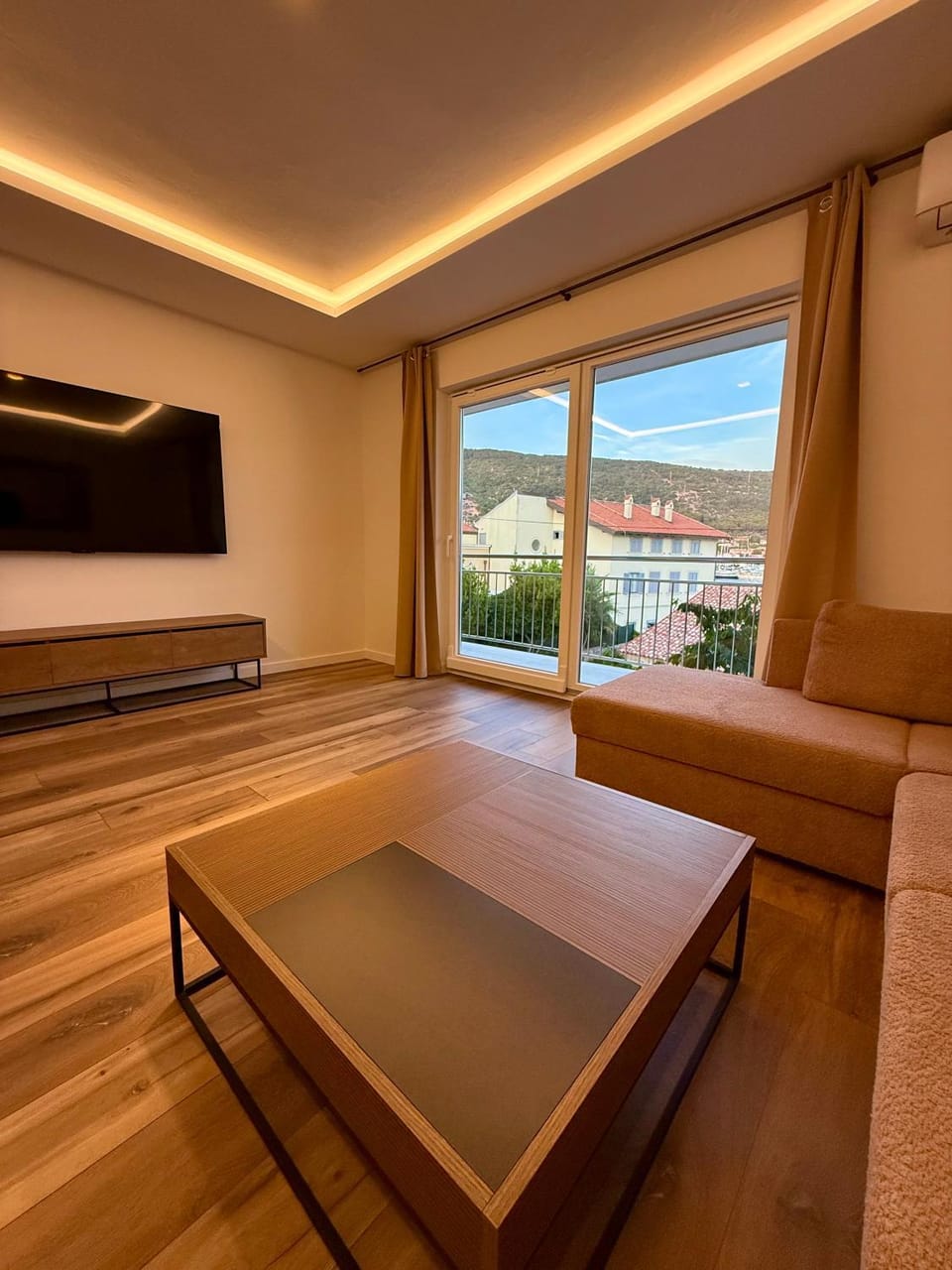 Villa Lungomare-Large Waterfront Apartment -Lungomare Promenade 6 Apartment in Cres