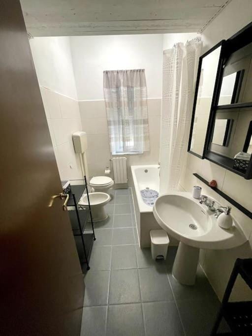 Shower, Toilet, Bathroom, bidet, towels