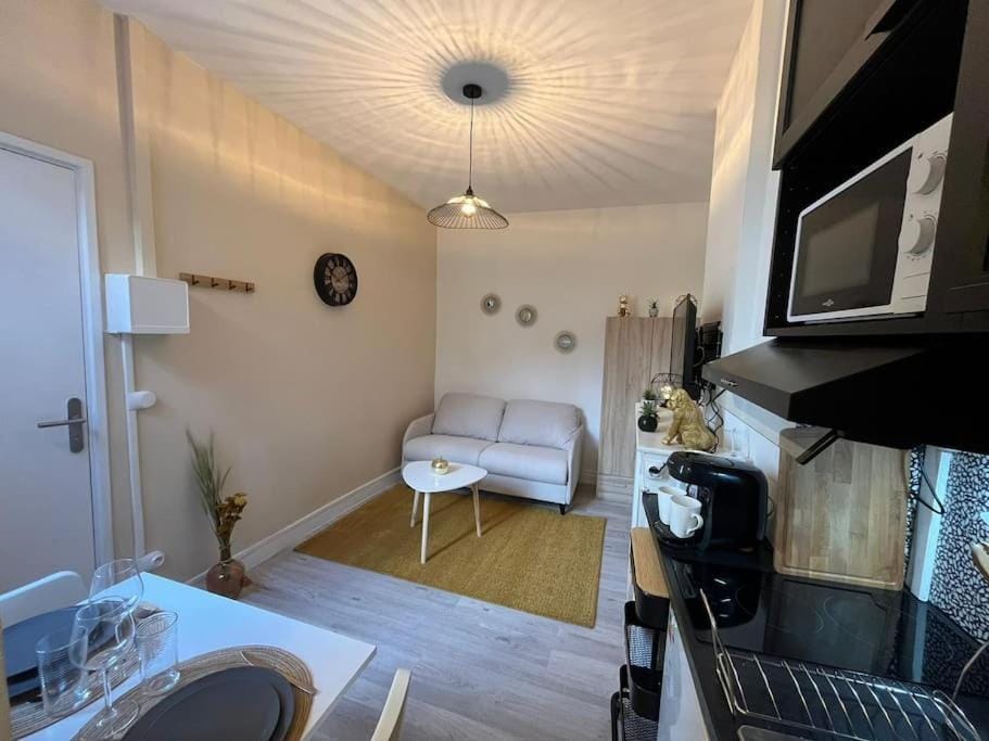 TV and multimedia, Kitchen or kitchenette, Living room, Seating area, Dining area