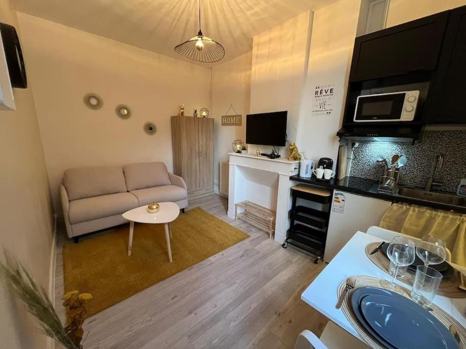TV and multimedia, Kitchen or kitchenette, Living room, Seating area, Dining area, pet friendly, stove