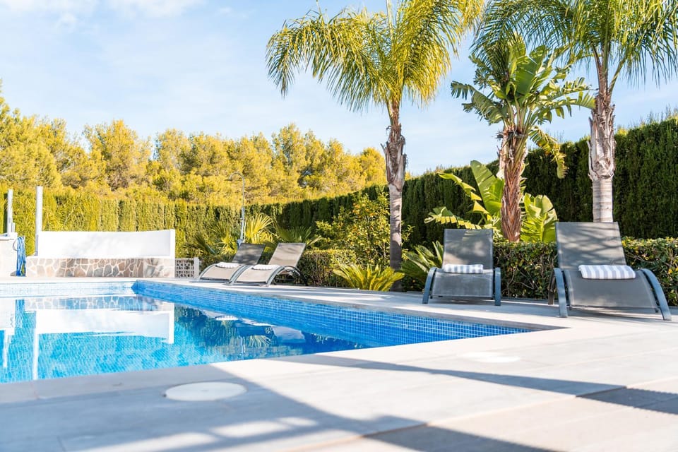 Swimming pool, sunbed