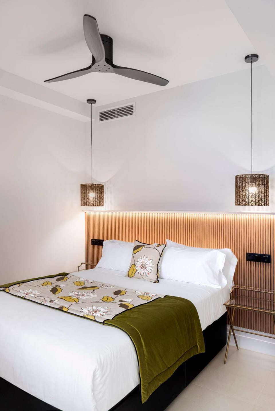Bed, Photo of the whole room, Bedroom, air conditioner