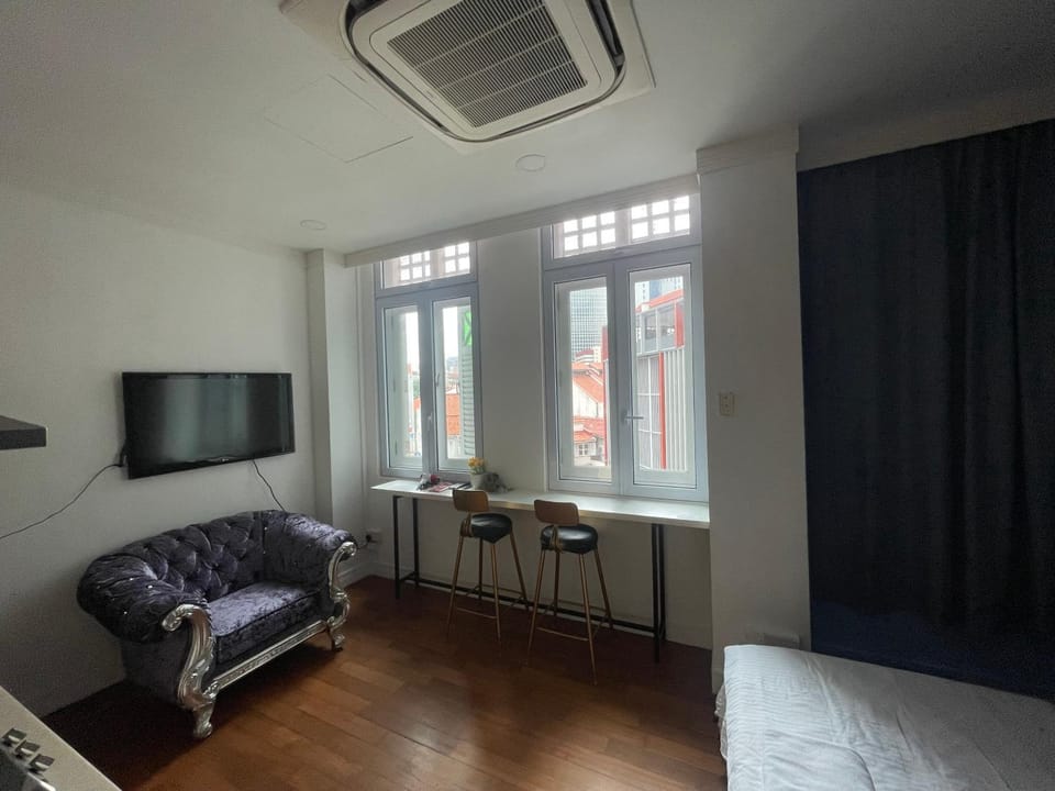 TV and multimedia, Living room, Seating area, internet, air conditioner