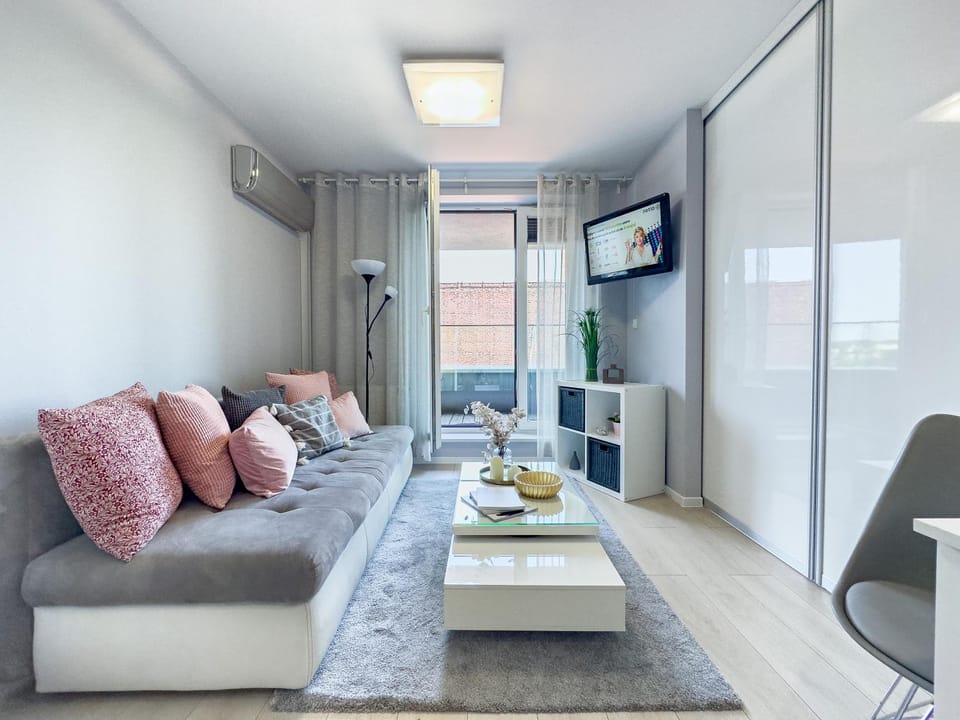 Communal lounge/ TV room, TV and multimedia, Living room, Seating area, Dining area, Evening entertainment, air conditioner