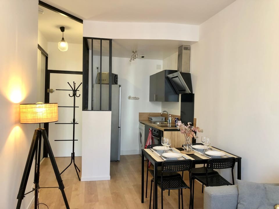 Coffee/tea facilities, Kitchen or kitchenette, Seating area, Dining area, internet, microwave, oven, storage, stove, toaster, wardrobe, washing machine, kitchen