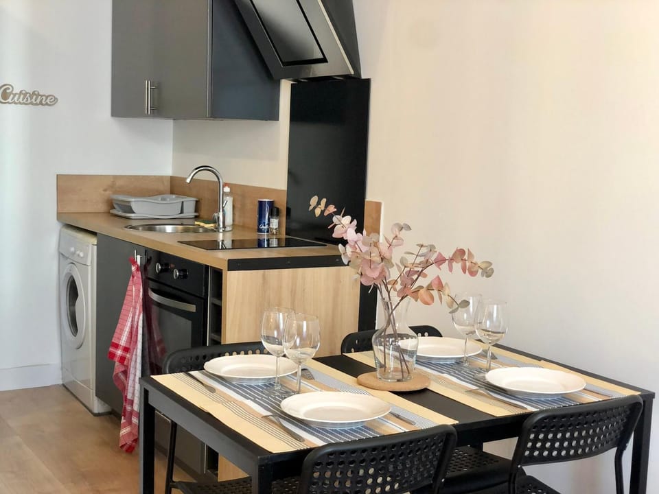 Seating area, Dining area, oven, washing machine, kitchen