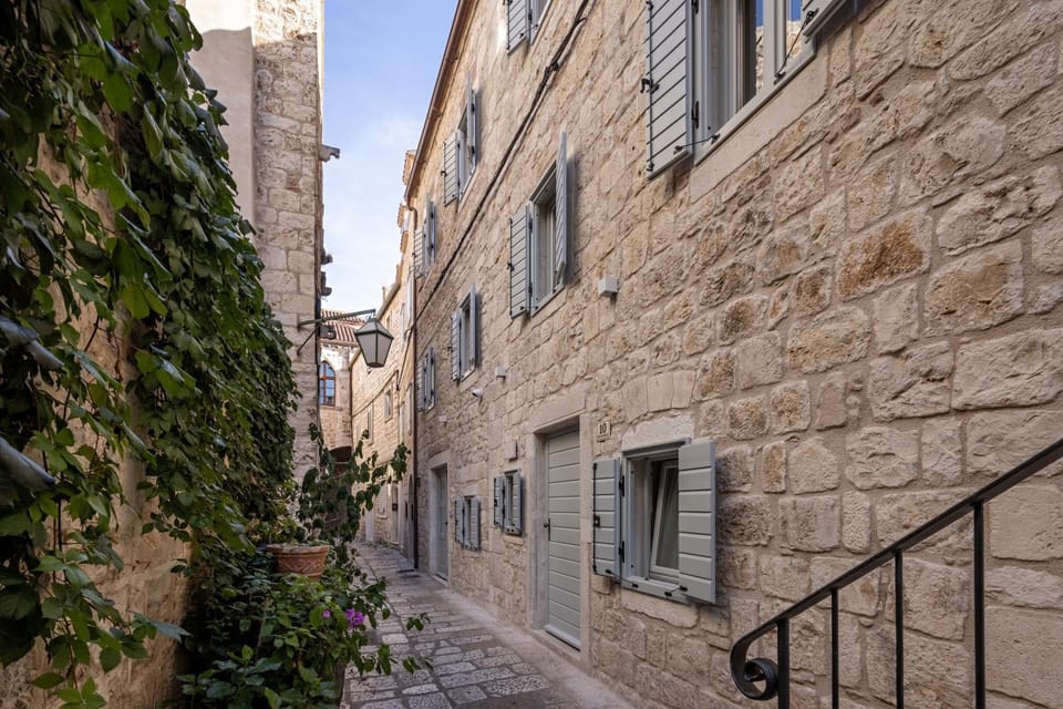 Property building, Neighbourhood