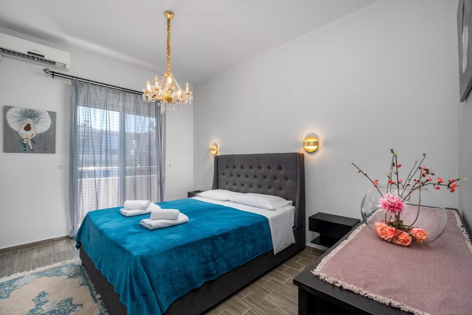 Bed, Photo of the whole room, Bedroom, towels