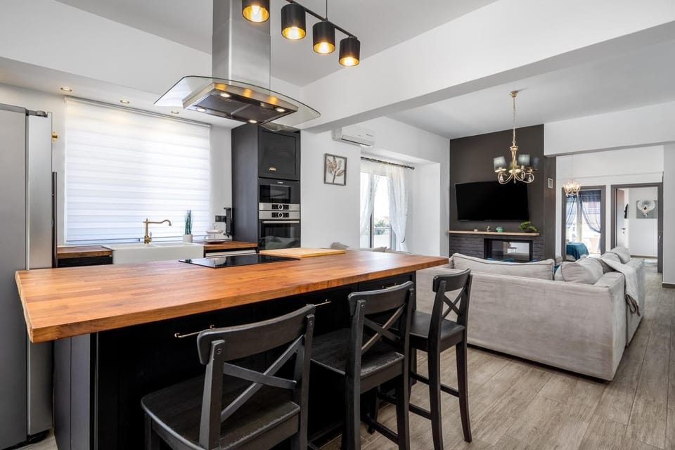 Kitchen or kitchenette, Living room, Seating area, Dining area