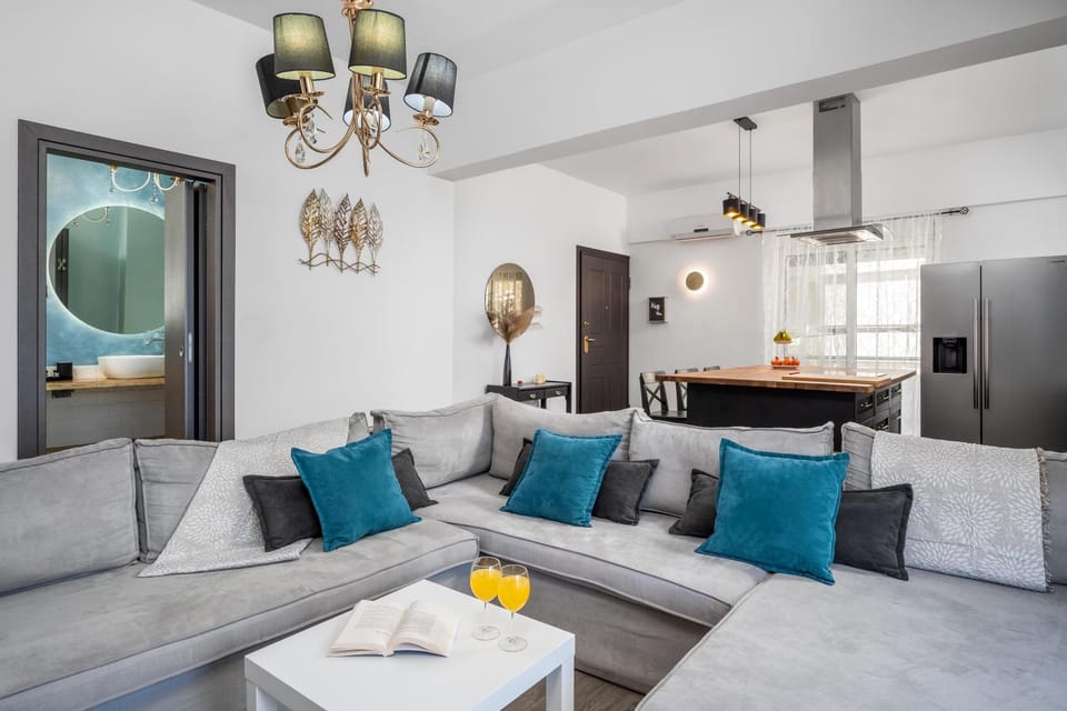 Kitchen or kitchenette, Living room, Seating area, Dining area