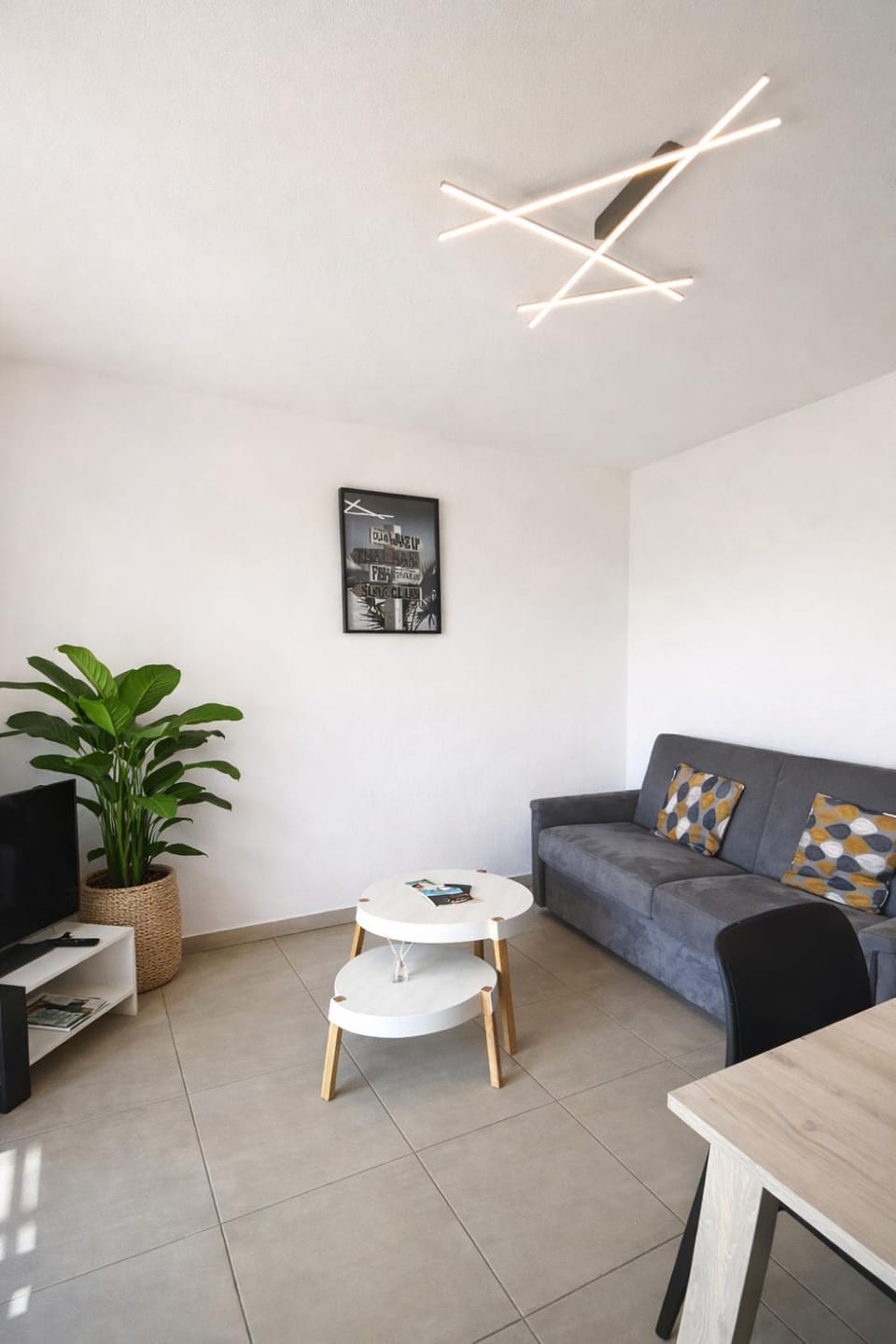 AGENCE JF IMMO-T2 climatise 4 pers avec terrasse vue campagne piscine et parking V0773 Apartment in Vias