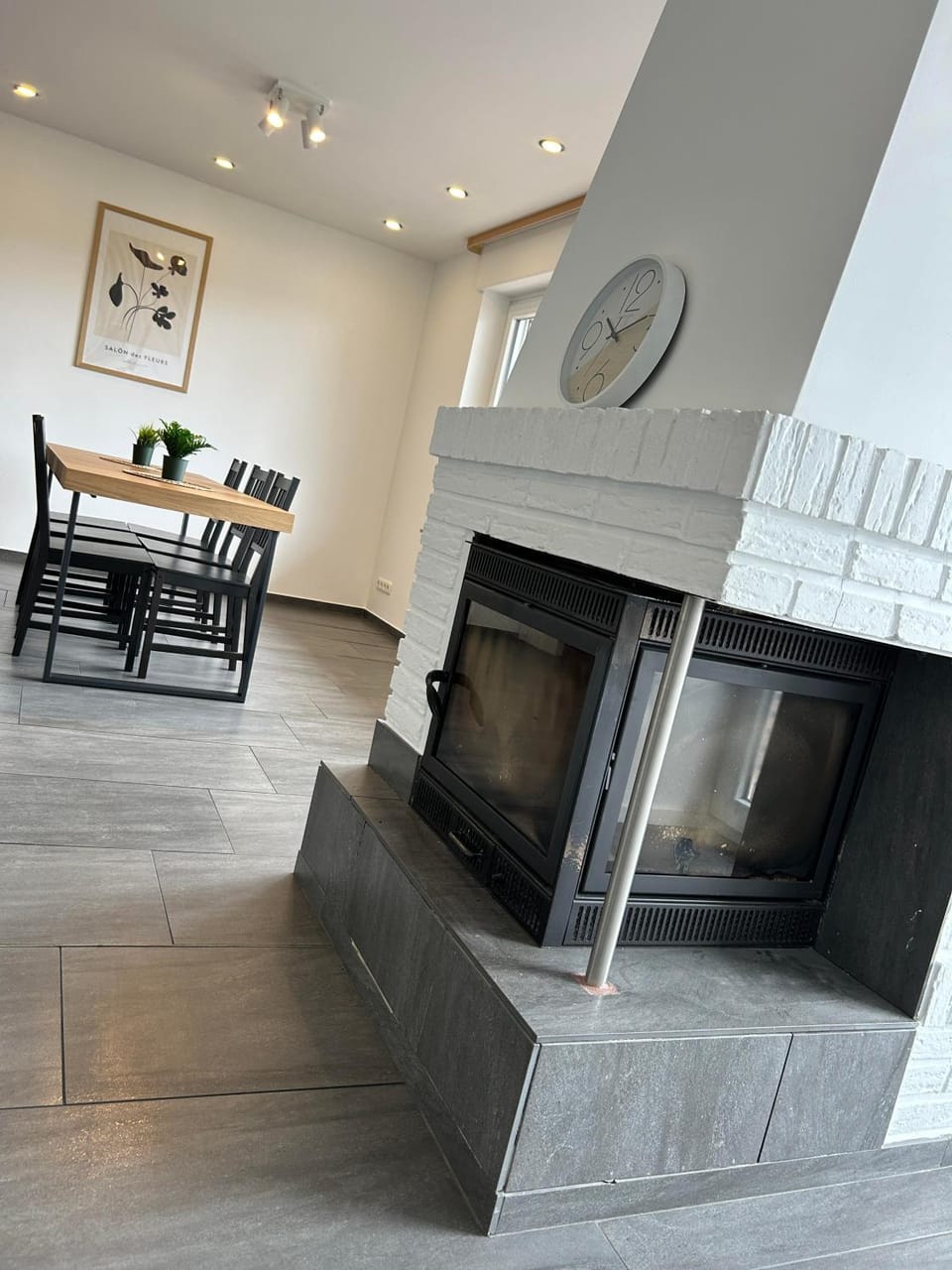 Dining area, fireplace