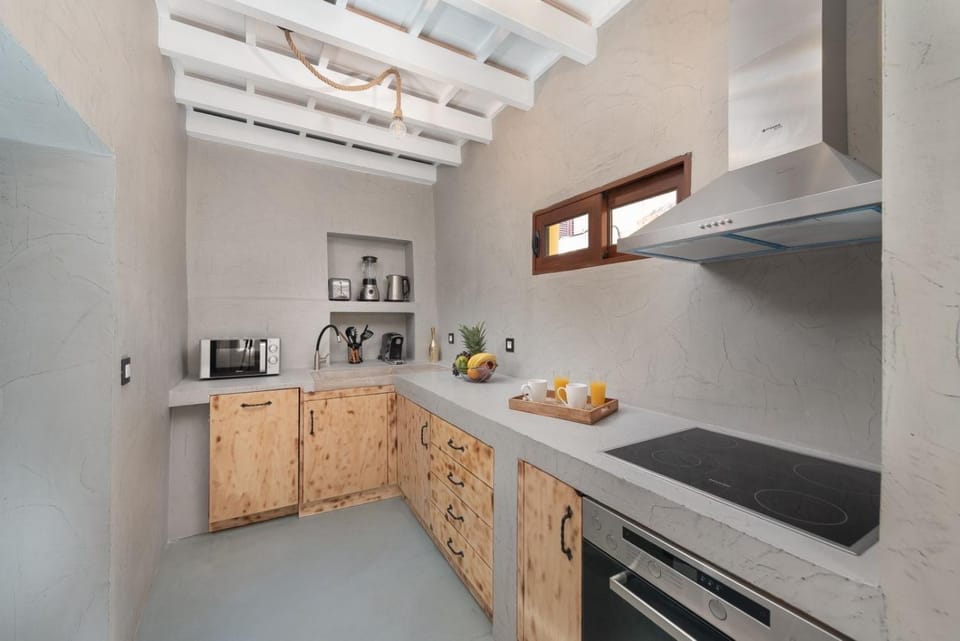 Kitchen or kitchenette, dishwasher, oven, stove