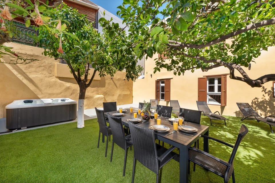 Patio, Day, Garden, Balcony/Terrace, Food and drinks, Seating area, Dining area, Food, Garden view