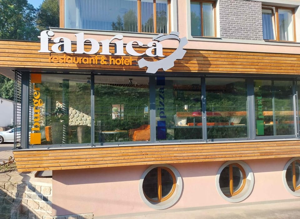 Restaurant/places to eat, Property logo or sign