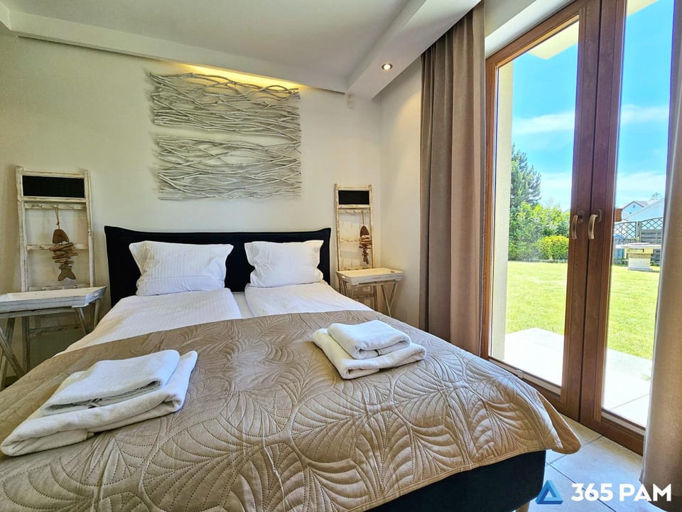 Bed, Natural landscape, Photo of the whole room, Bedroom, towels