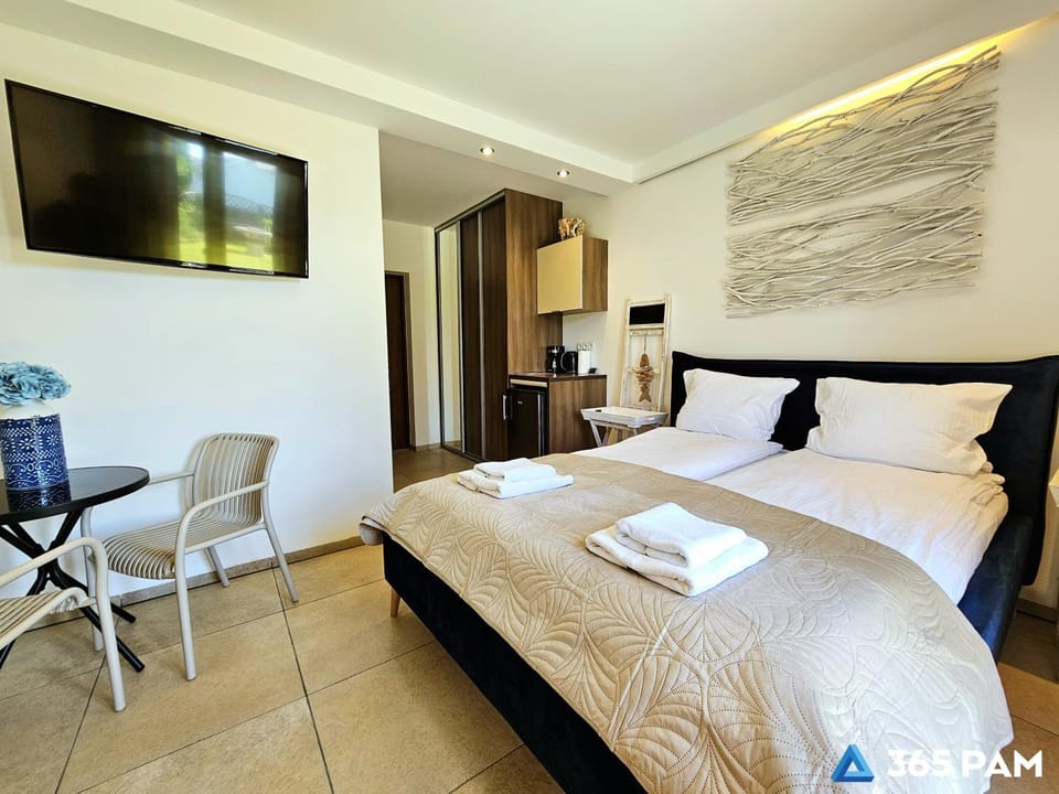 Bed, TV and multimedia, Living room, Photo of the whole room, Seating area, Bedroom, towels