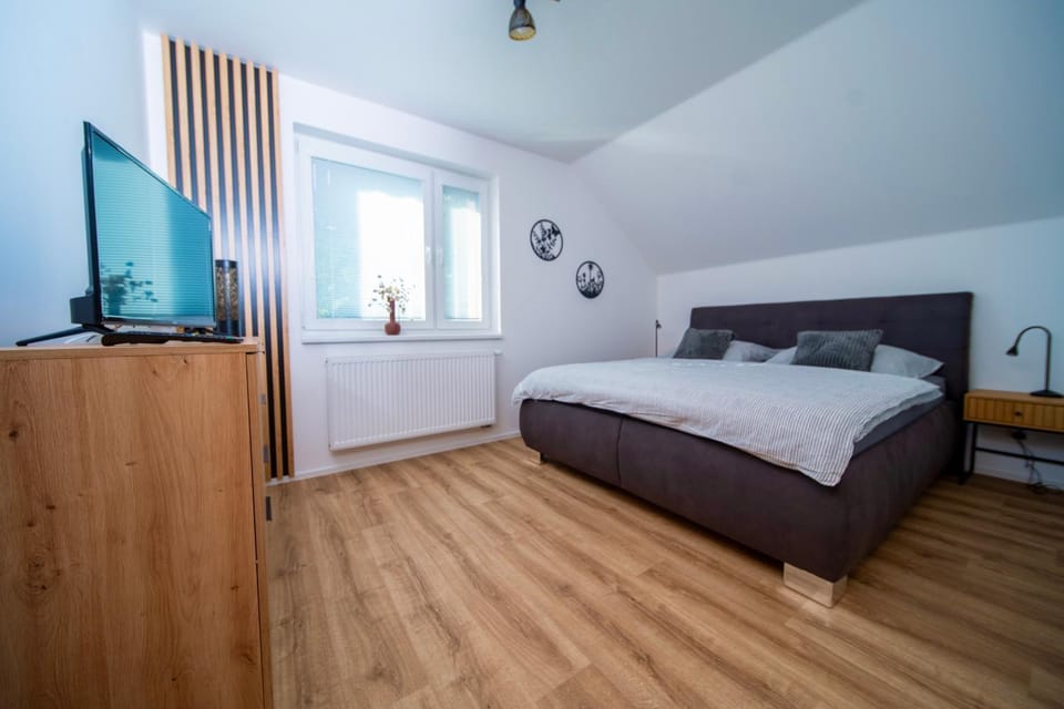 Bed, TV and multimedia, Bedroom