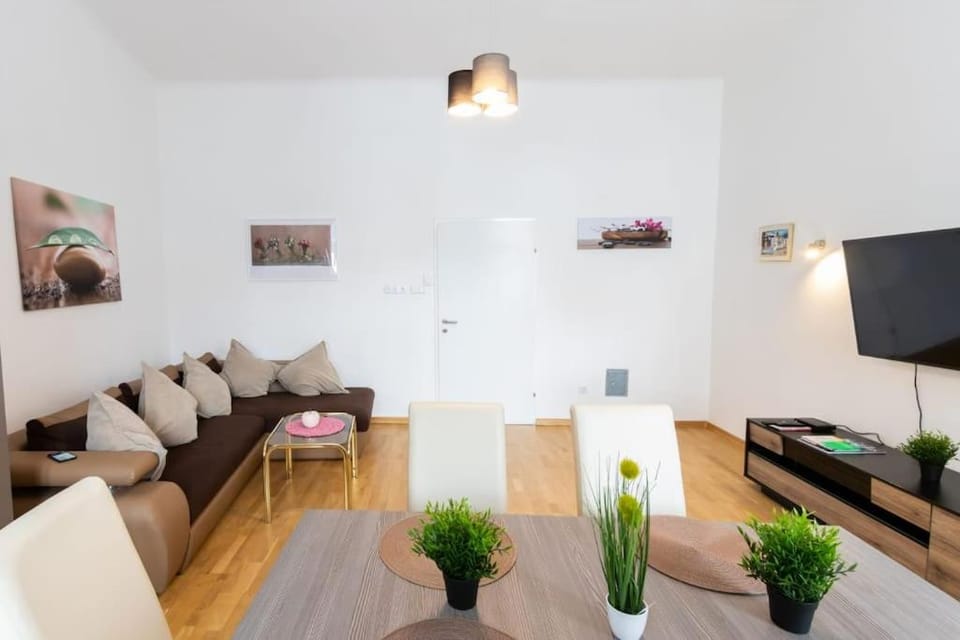 Communal lounge/ TV room, TV and multimedia, Living room, Seating area