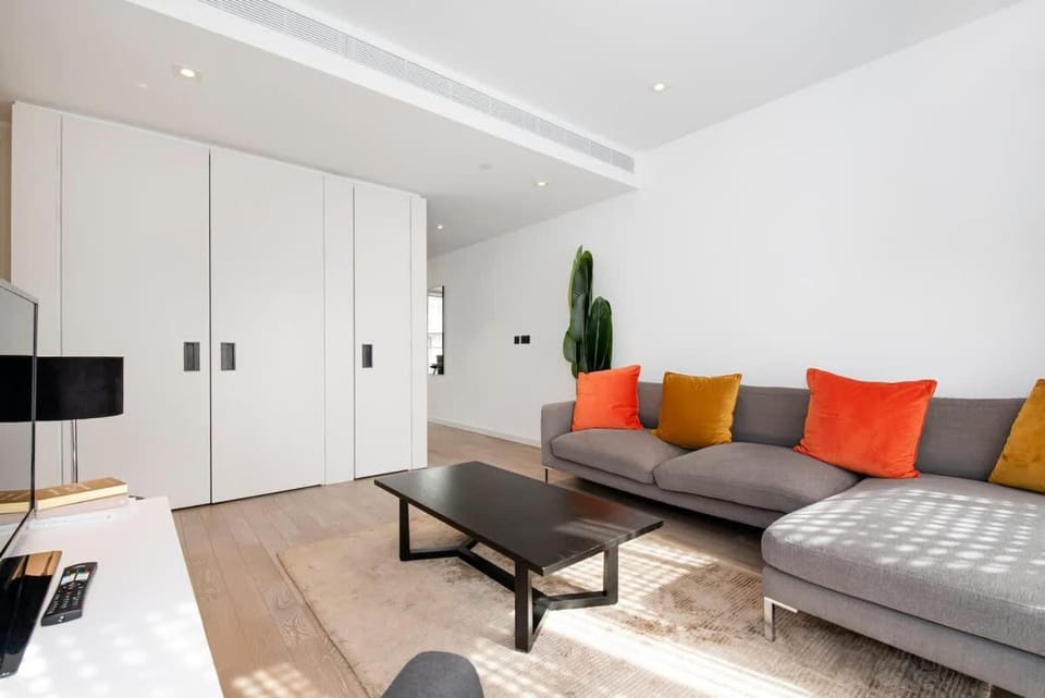 Modern 2 Bed Battersea Power Station Apartment in London