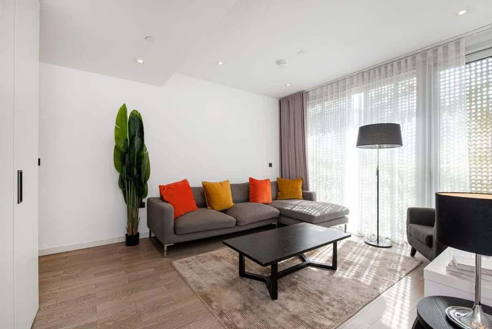 Modern 2 Bed Battersea Power Station Apartment in London