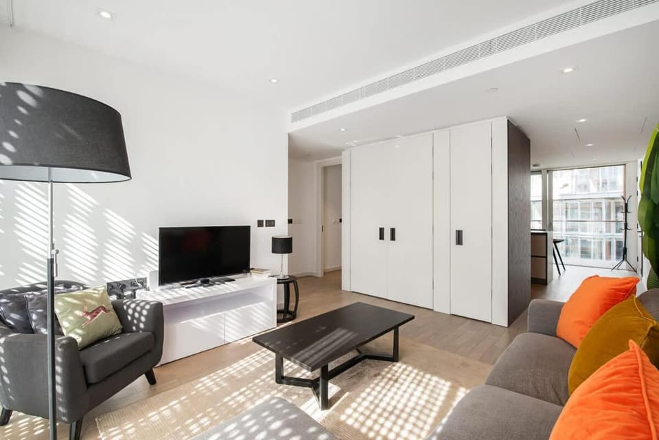 Modern 2 Bed Battersea Power Station Apartment in London