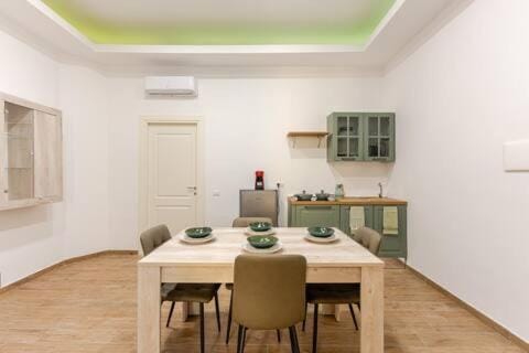 Kitchen or kitchenette, Dining area, minibar, air conditioner
