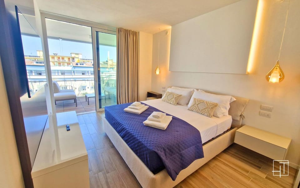 Bed, TV and multimedia, Balcony/Terrace, Photo of the whole room, Bedroom, towels