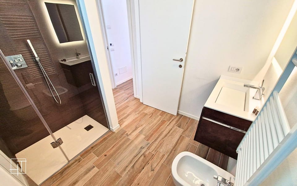 Shower, Toilet, Bathroom, bidet, towels