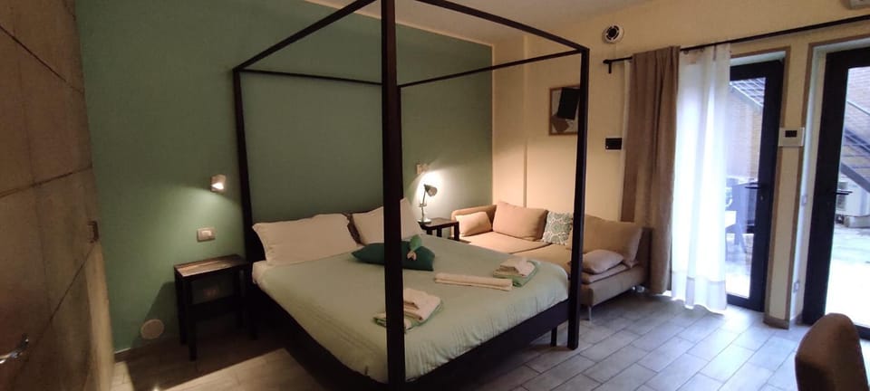 Bed, Photo of the whole room, towels