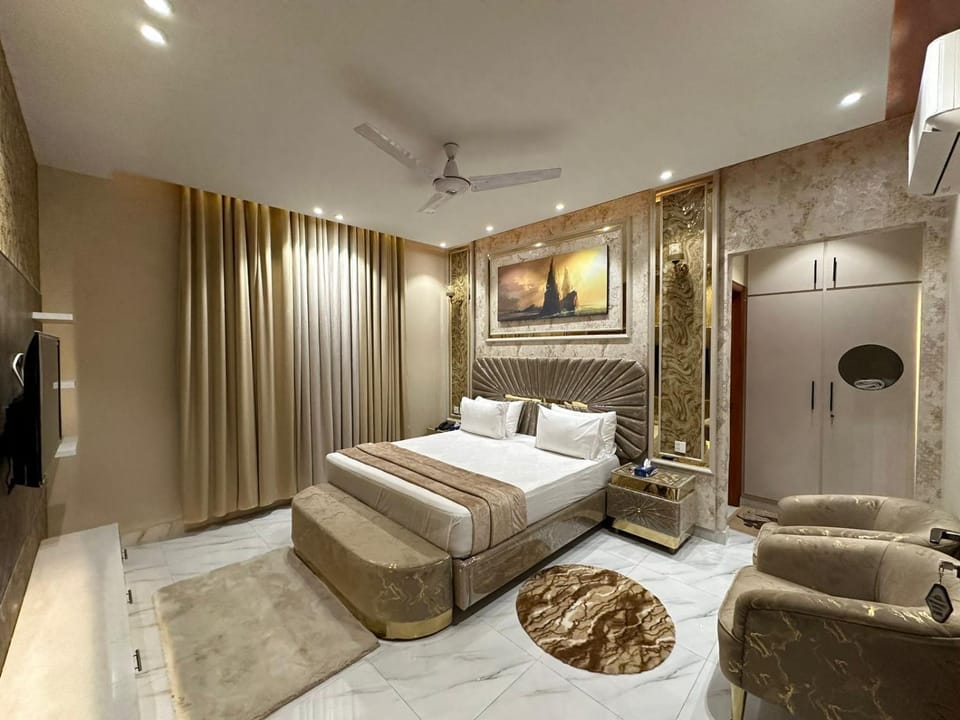 Living room, Photo of the whole room, Seating area, Bedroom, towels