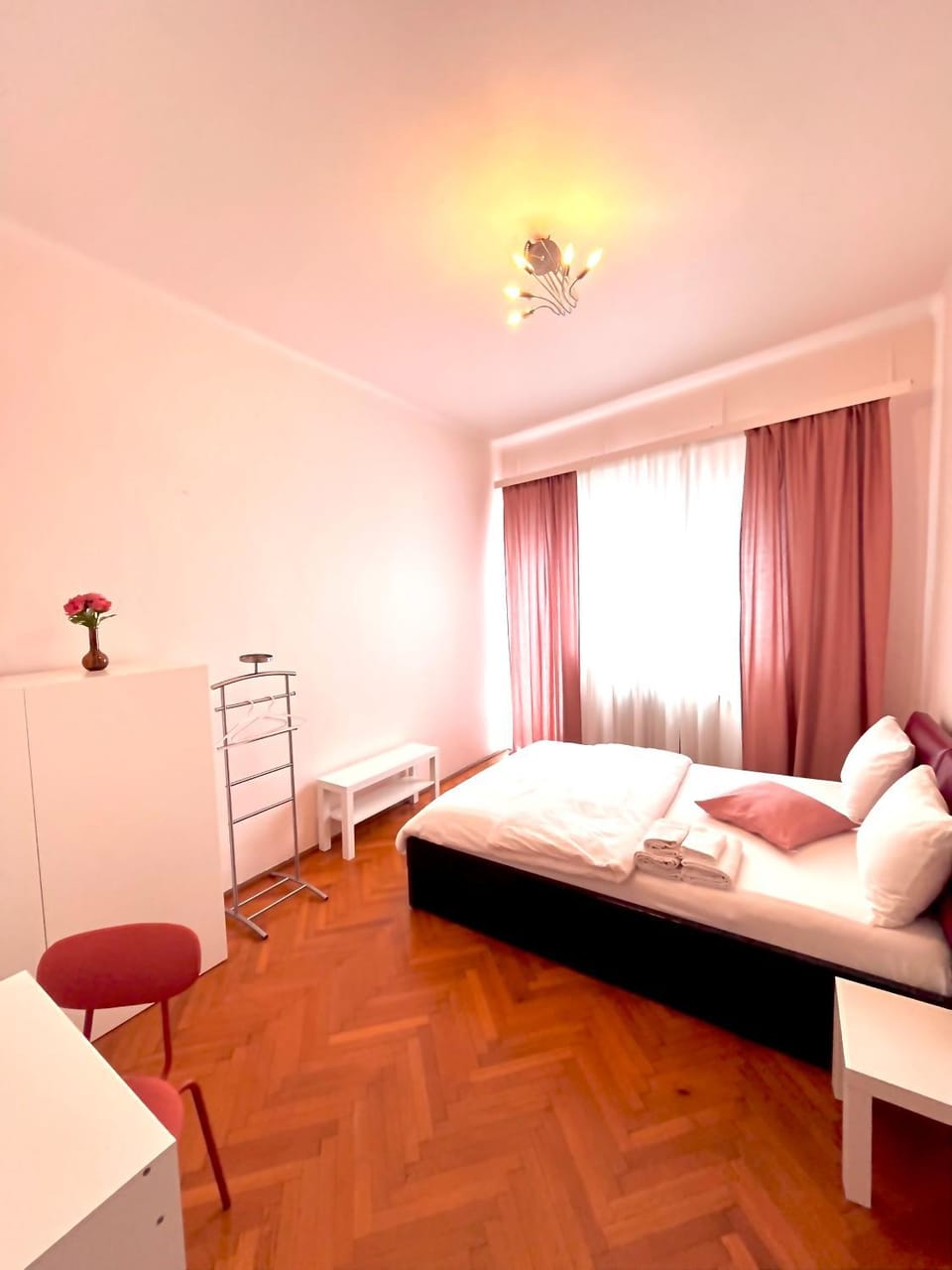 Downtown Unirii Square Private Economy Rooms with shared amenities Vacation rental in Bucharest