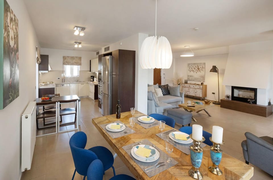 Kitchen or kitchenette, Living room, Seating area, Dining area, stove